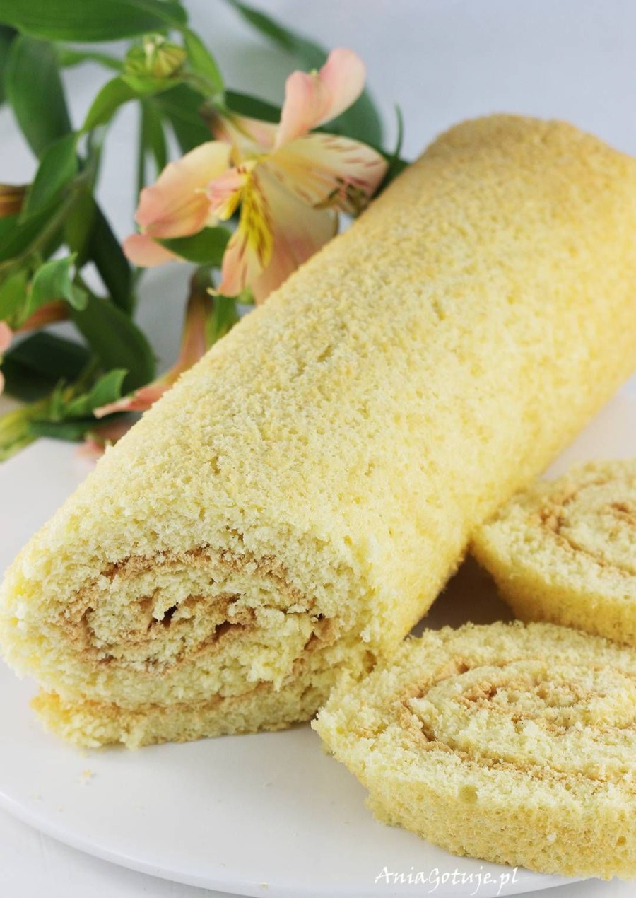 Маленькие бисквитные рулетики