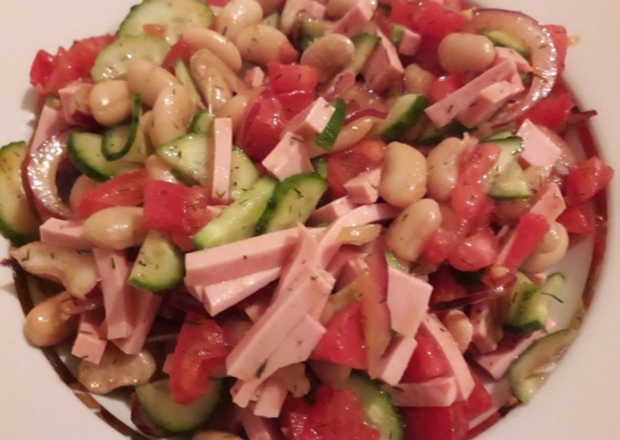 Салат с фасолью и колбасой