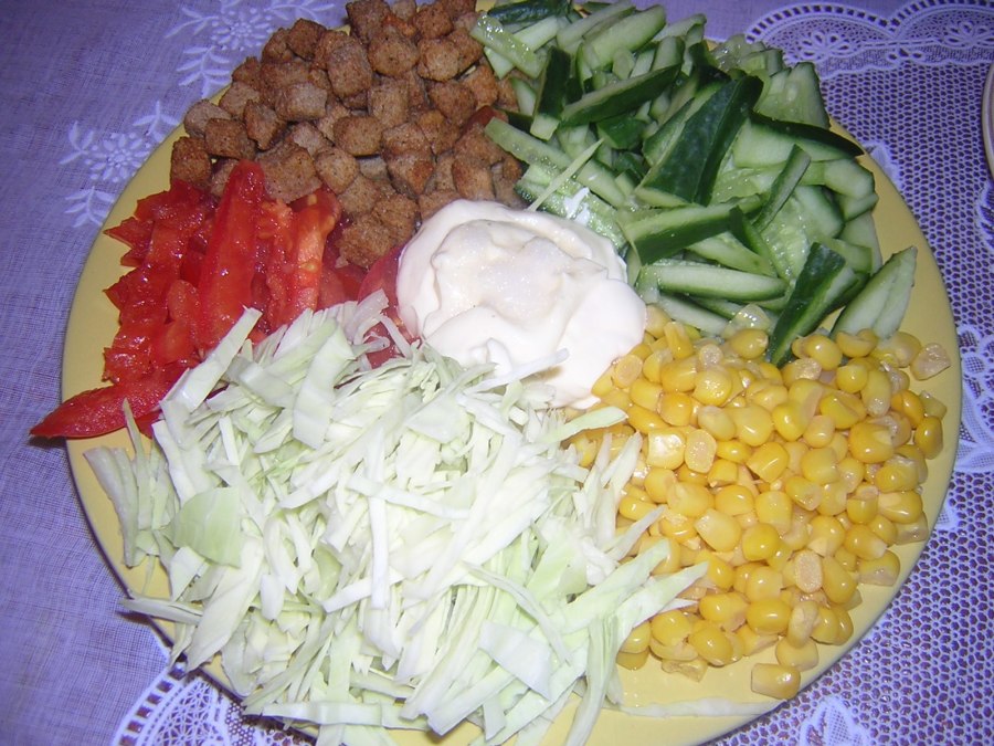 Салат капуста кукуруза кириешки