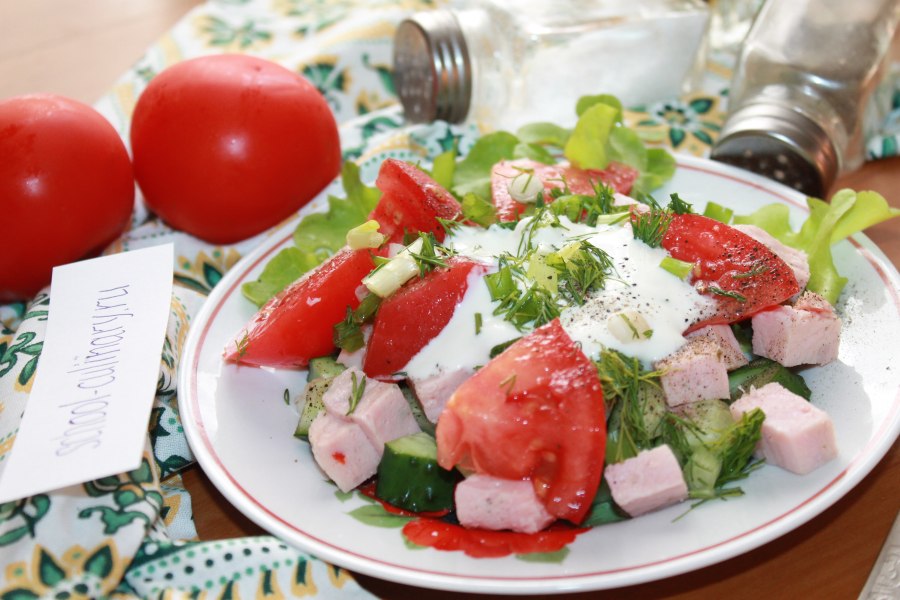 Салат с помидорами и ветчиной и сыром