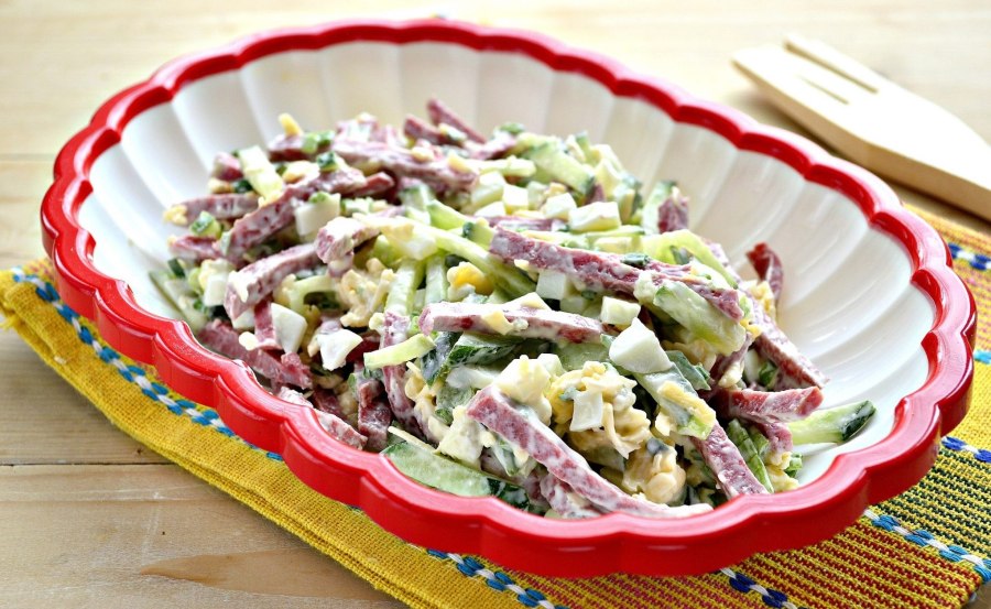 Вкусный салат с копченой колбасой