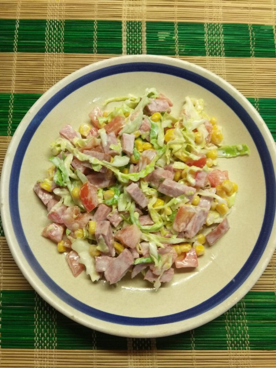 Салат с капустой и колбасой и кукурузой