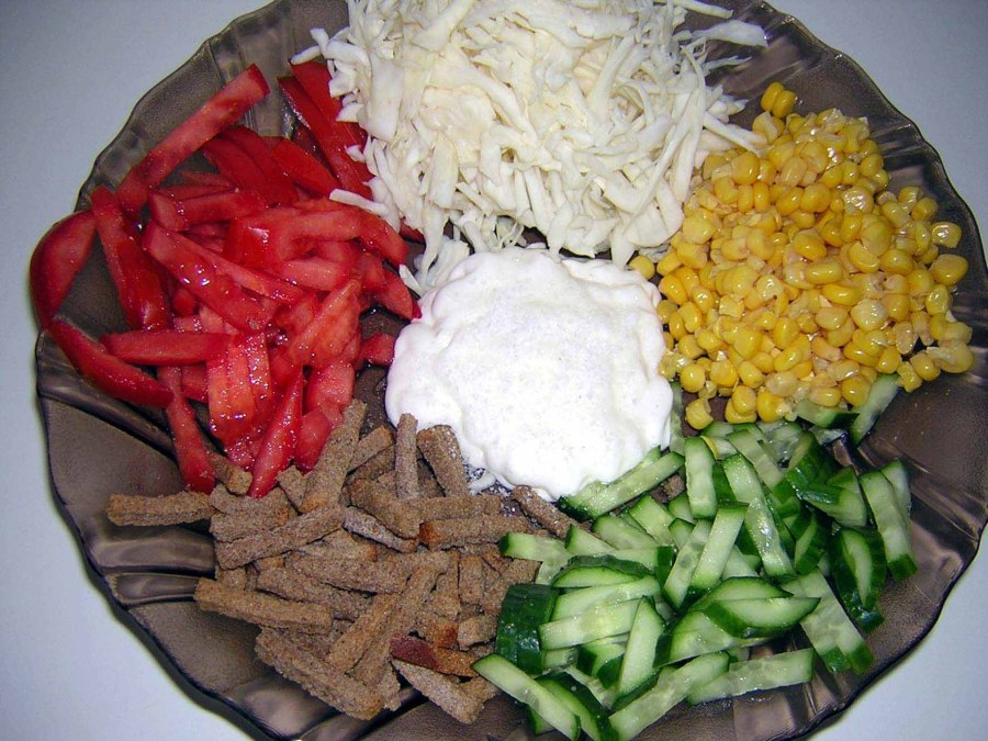 Салат Радуга кукуруза кириешки