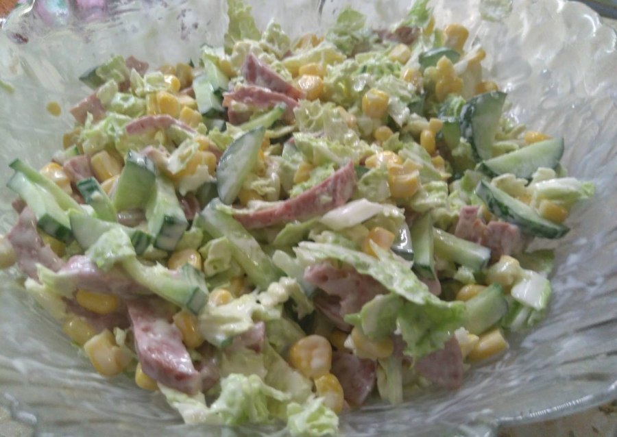 Салат с пекинской капустой и кукурузой и колбасой