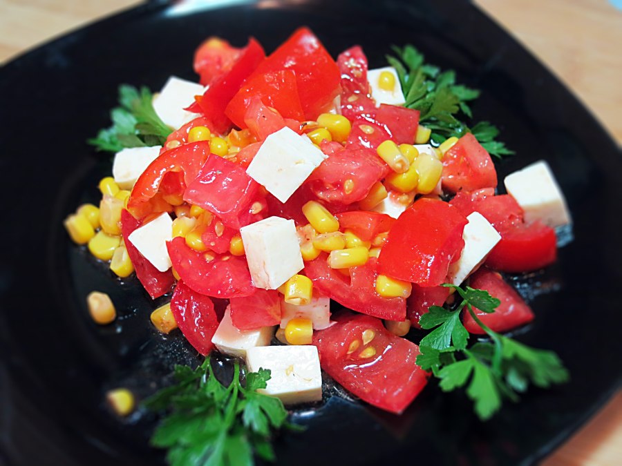 Салат с кукурузой, помидорами и сыром Фета