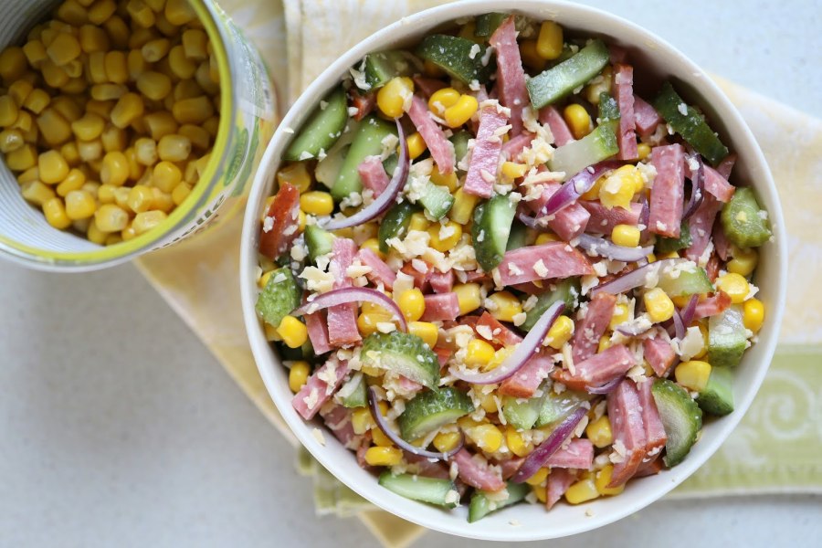 Салат с колбасой кукурузой и огурцом