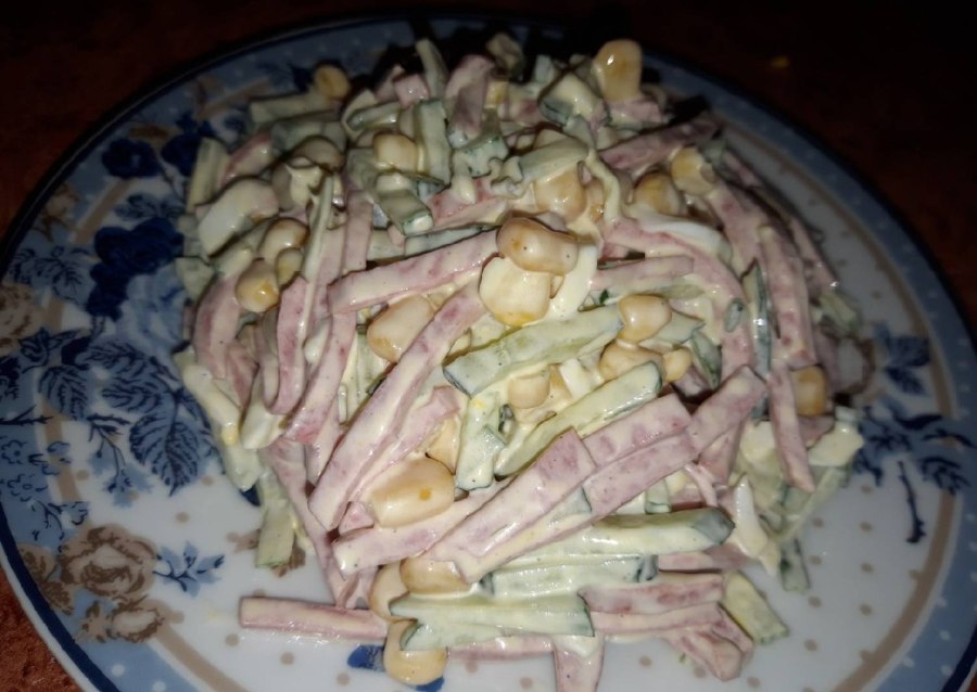 Салат с огурцом и колбасой соломкой
