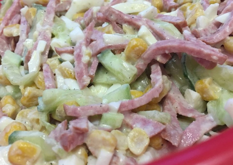 Салат с фасолью и копченой колбасой