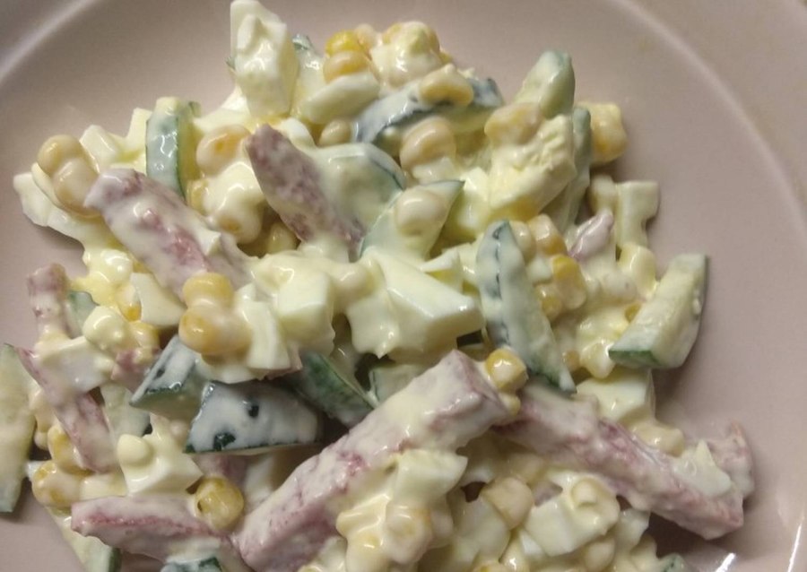 Салат соломка с кукурузой и колбасой и огурцом