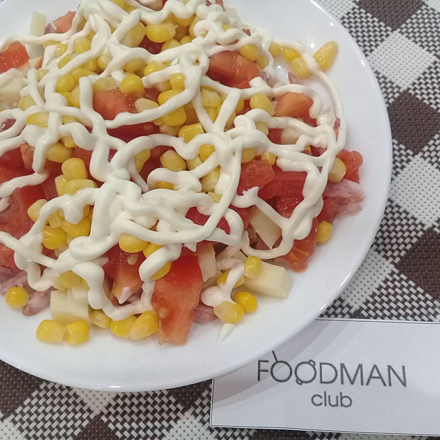 Салат с колбасным сыром