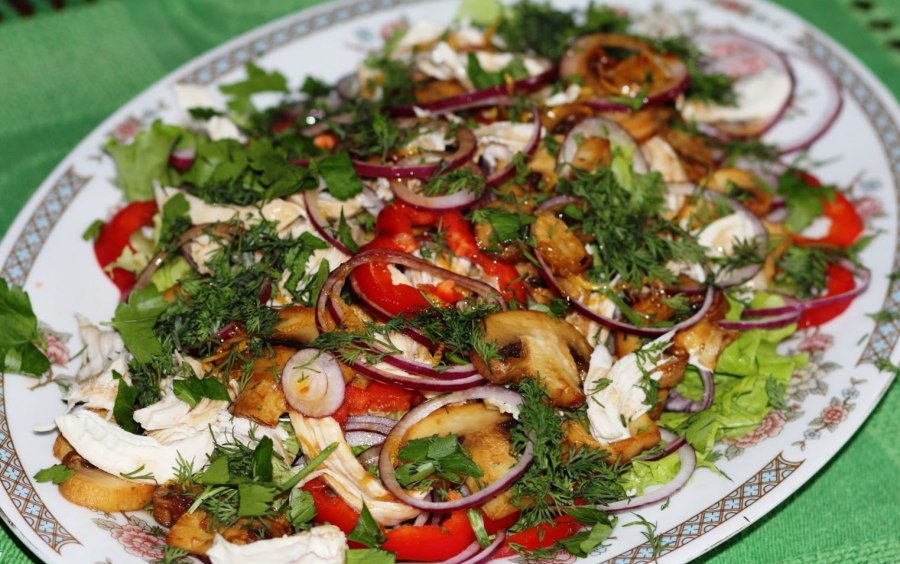 Тушеный кальмар с шампиньонами