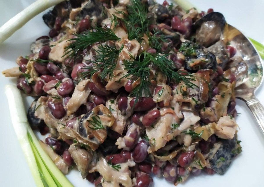 Салат с жареной курицей