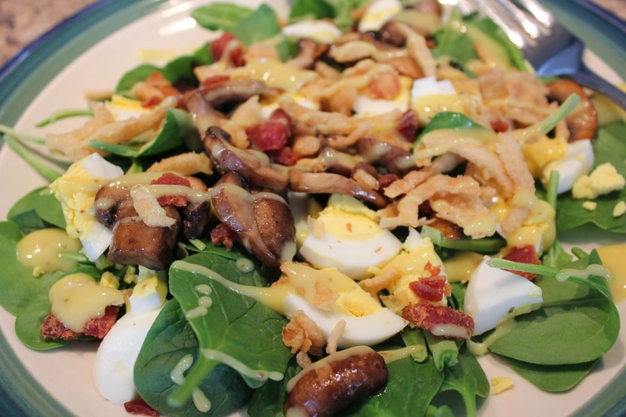 Вкусный салат с жареными шампиньонами