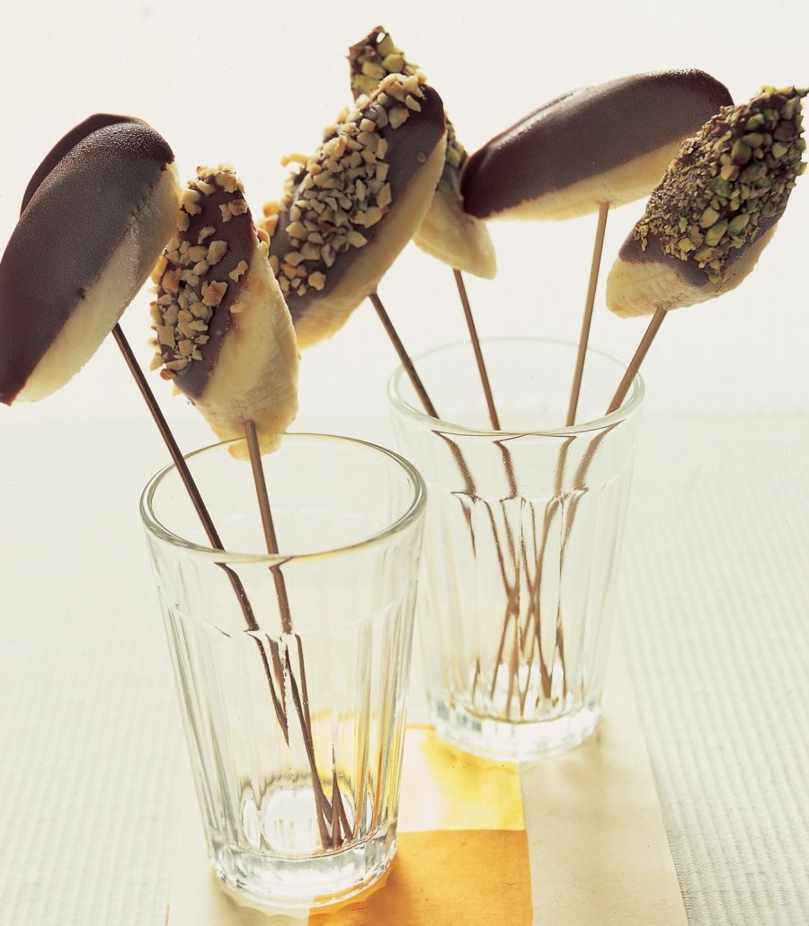 Фрукты в шоколаде на палочке
