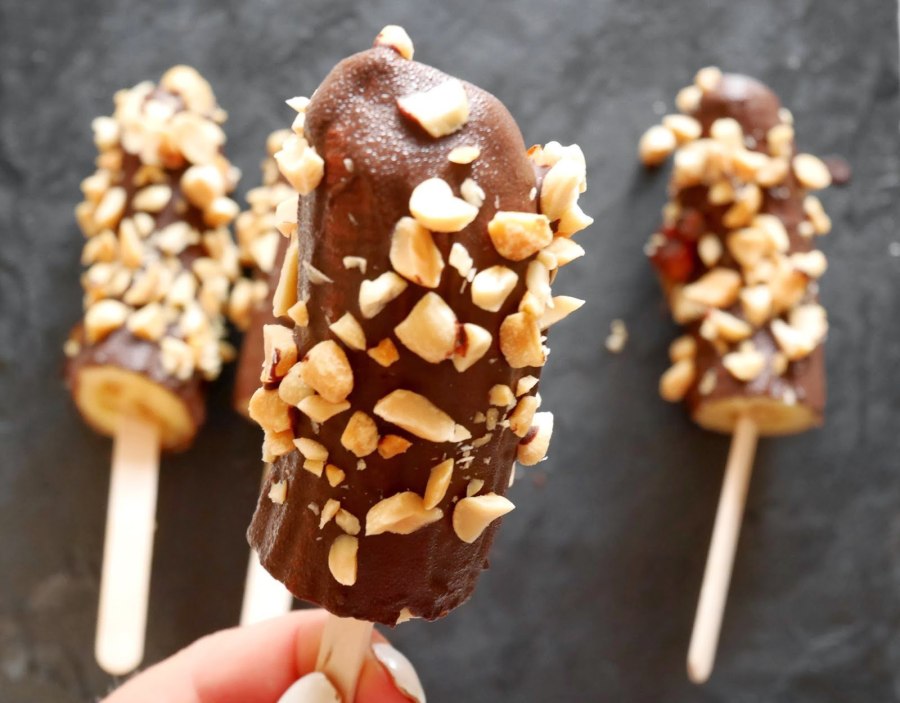 Бананы в шоколаде на палочке