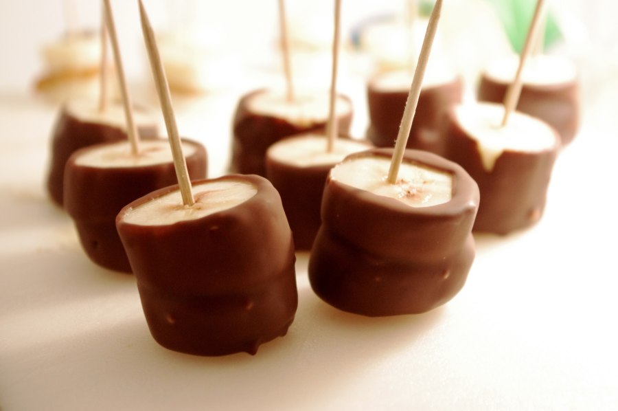 Бананы в шоколаде на палочке