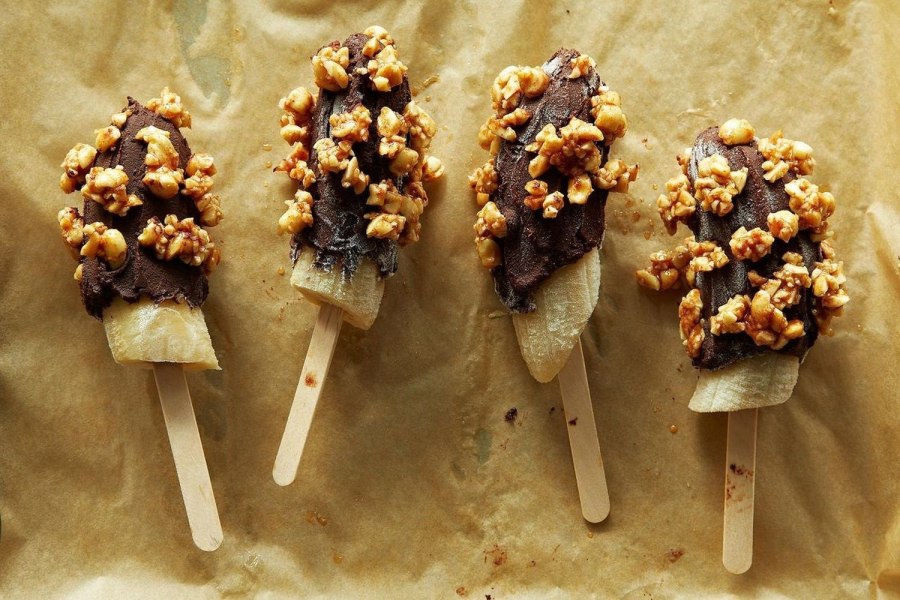 Банан в шоколаде кокосовой стружке