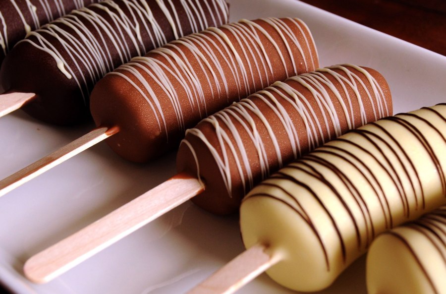 Бананы в шоколаде на палочке