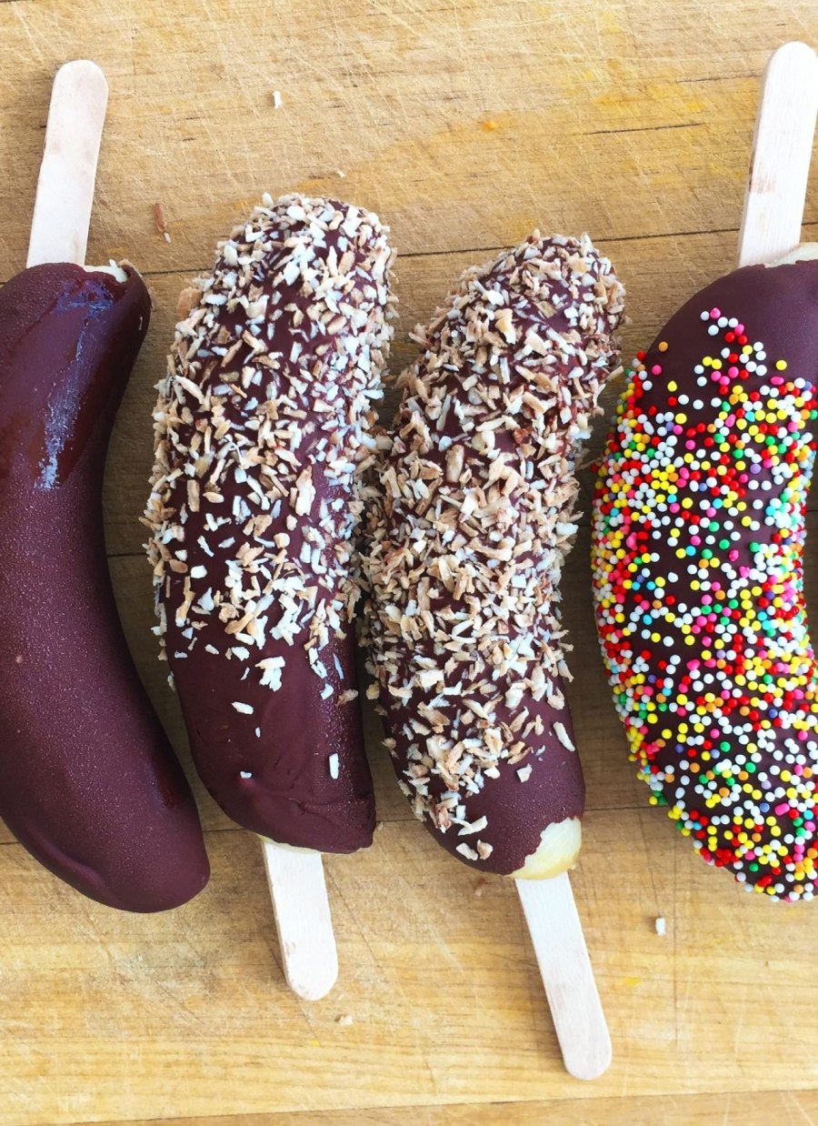 Бананы в шоколаде на палочке