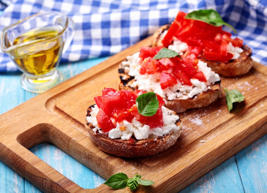 Бутерброды с моцареллой и красной рыбой