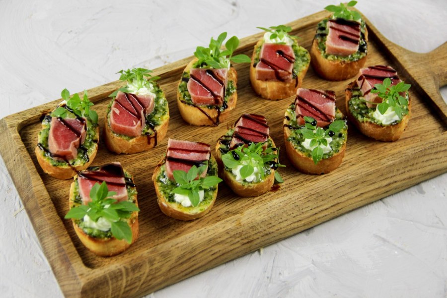 Тартинки с копченым лососем и авокадо