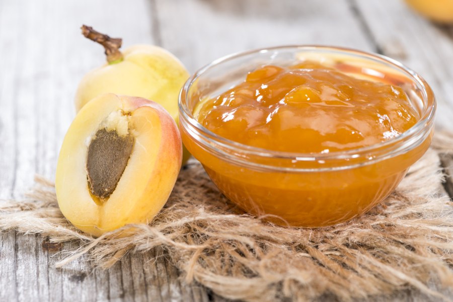 Варенье из абрикосов с миндалем