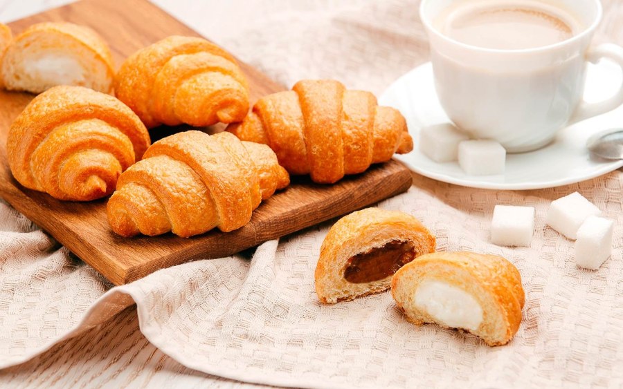 Слойки с бананом и шоколадом из слоеного теста