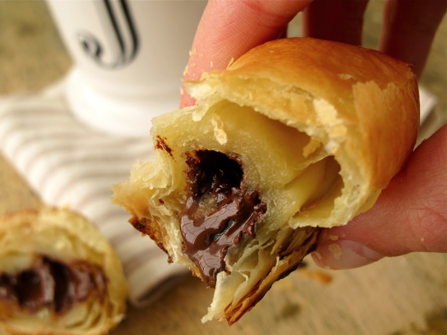 Круассаны с шоколадом из слоеного теста