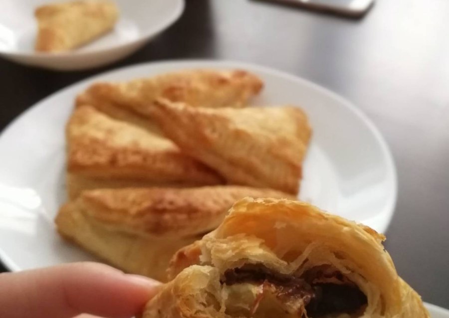 Слойка с бананом и шоколадом