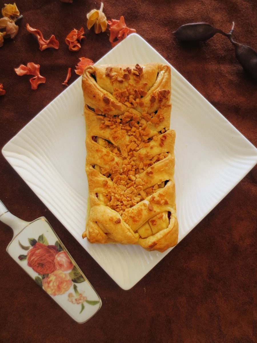 Слойка с шоколадом из слоеного теста