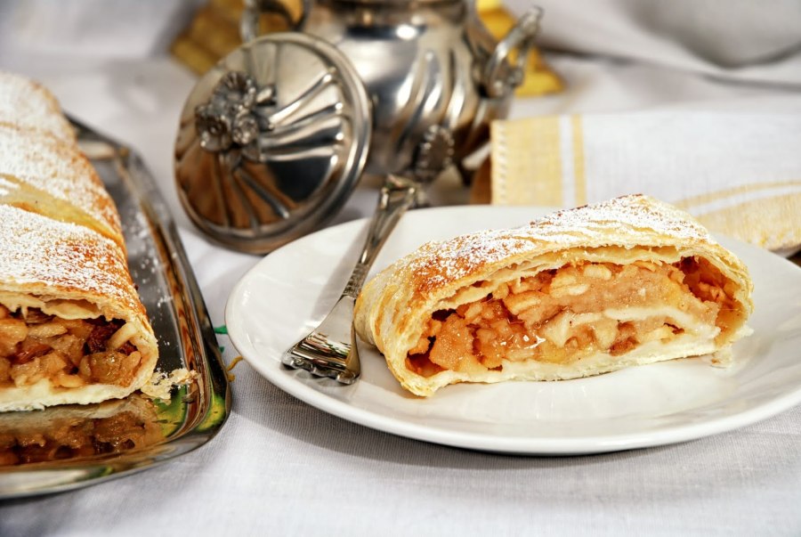 Штрудель из лаваша с яблоком и изюмом