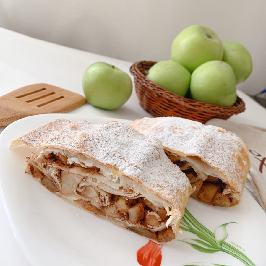 Постный яблочный штрудель из лаваша