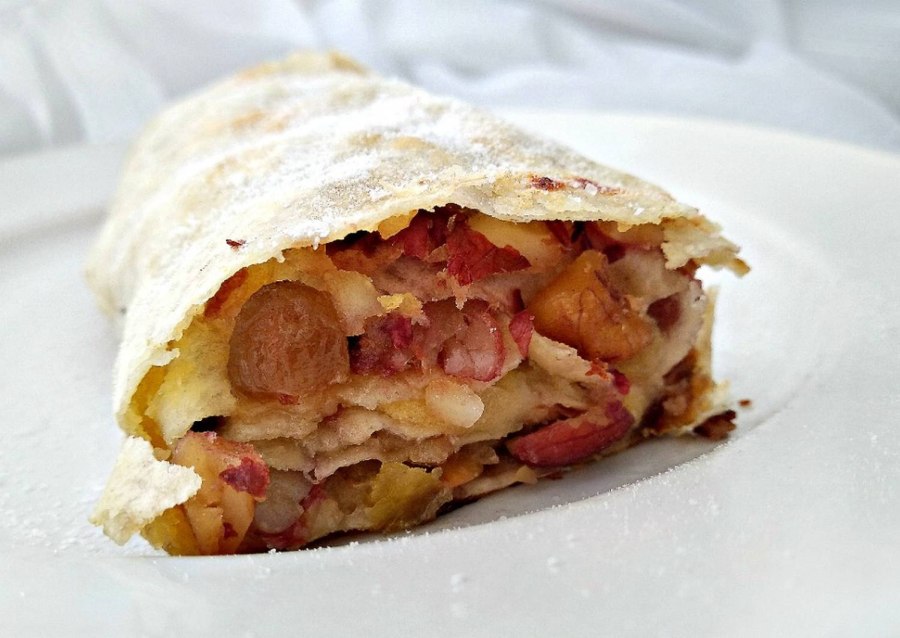 Рулет вишневый штрудель