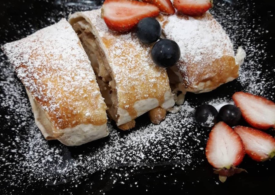 Струдель с вишней из лаваша