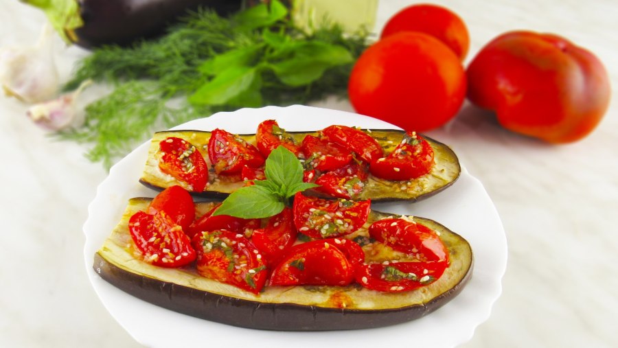 Баклажаны в духовке с помидорами и сыром и чесноком