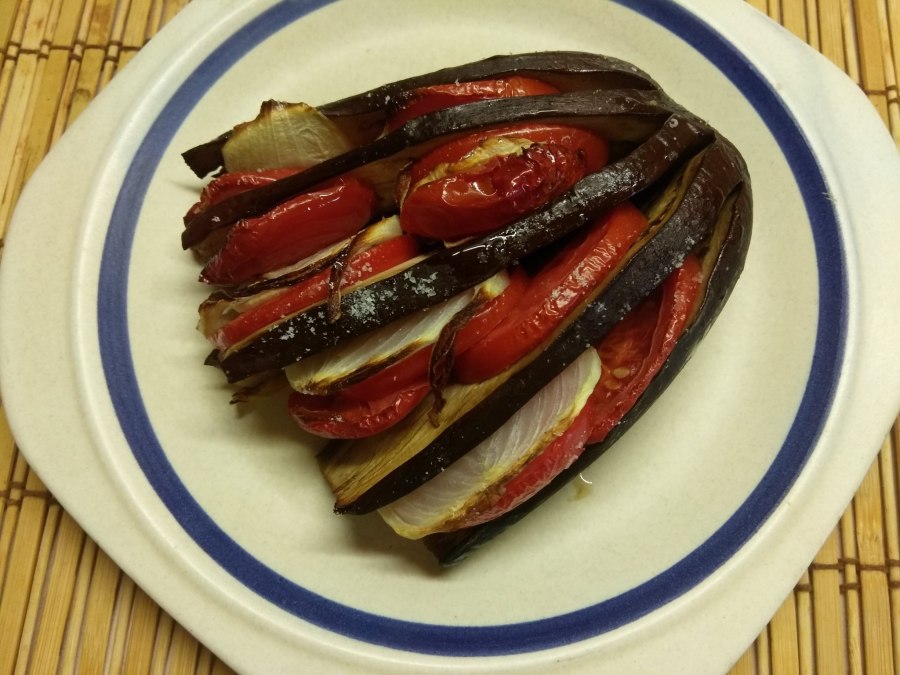 Салат с перепелиными яйцами и баклажанами