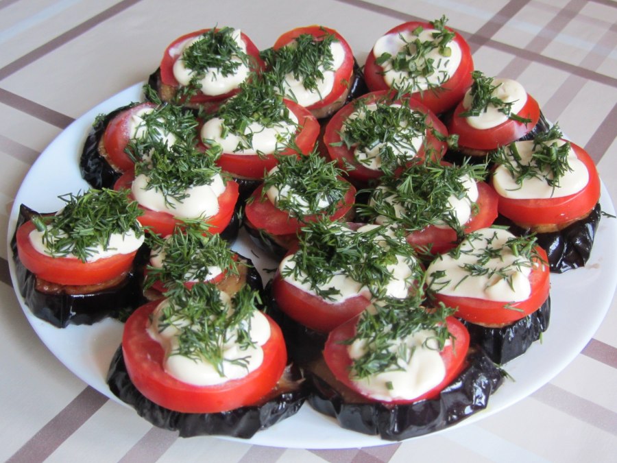 Салат из баклажанов с помидорами и чесноком