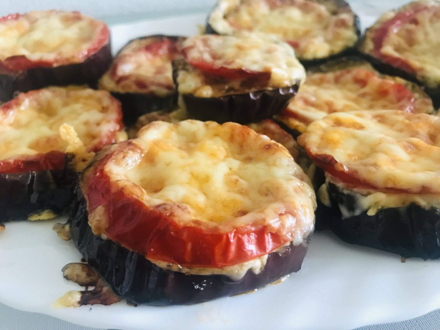 Баклажаны с помидорами и чесноком