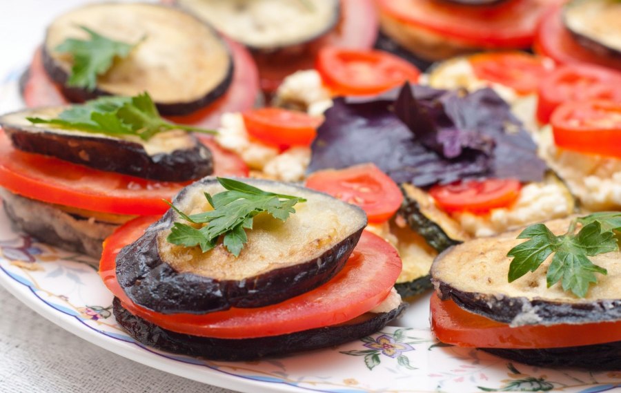 Баклажаны с помидорами и сыром