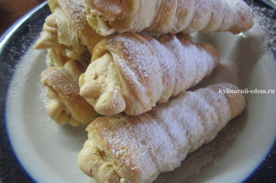 Слоеные трубочки с орехами