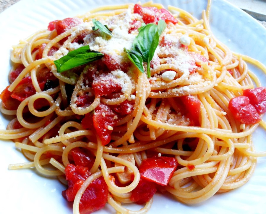 Паста Аррабиата с томатами и базиликом