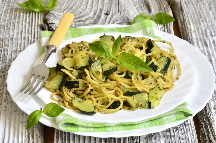 Лингвини с помидорами и базиликом