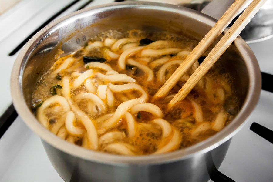 Черная лапша доширак