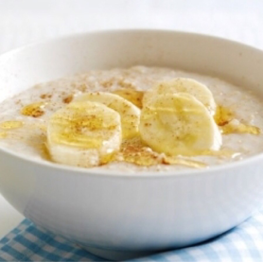 Овсяная каша на молоке с бананом