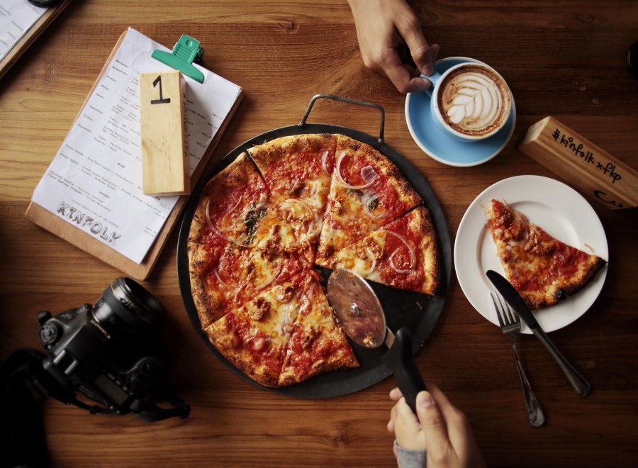 Чашка кофе и пицца