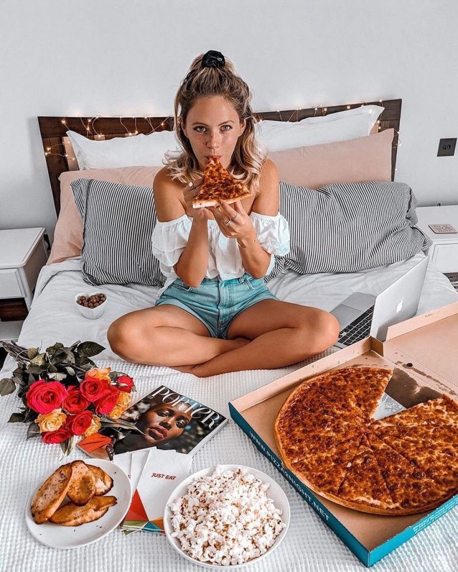 Красивая девушка с едой