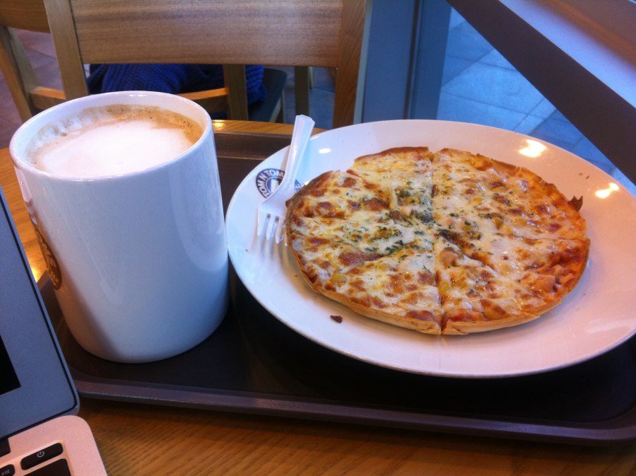 Чашка кофе и пицца