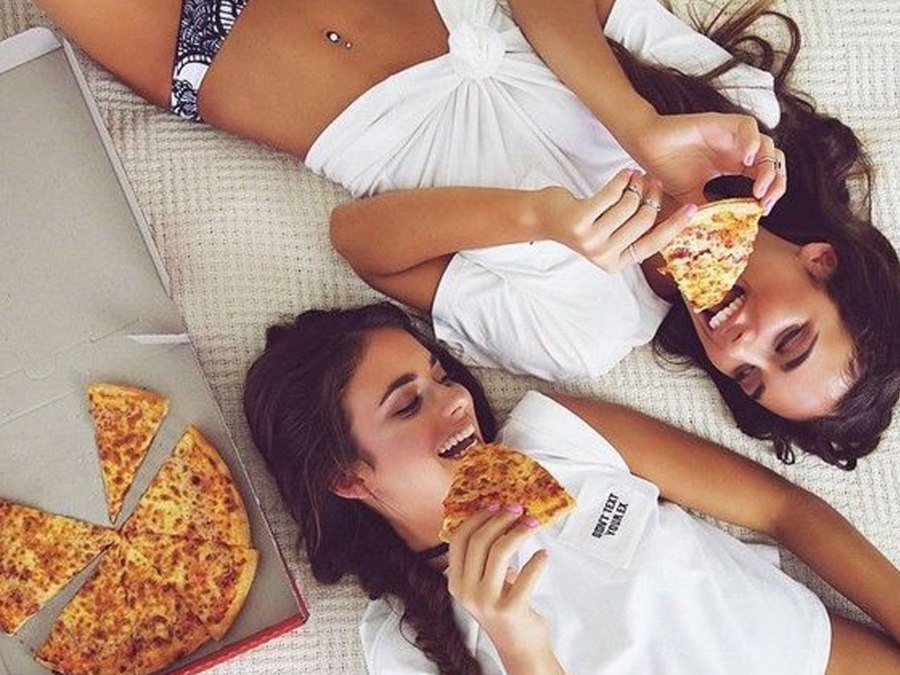 Девушка с пиццей