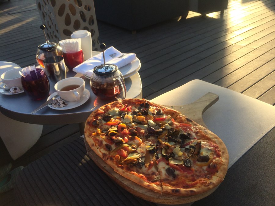 Пицца и чай