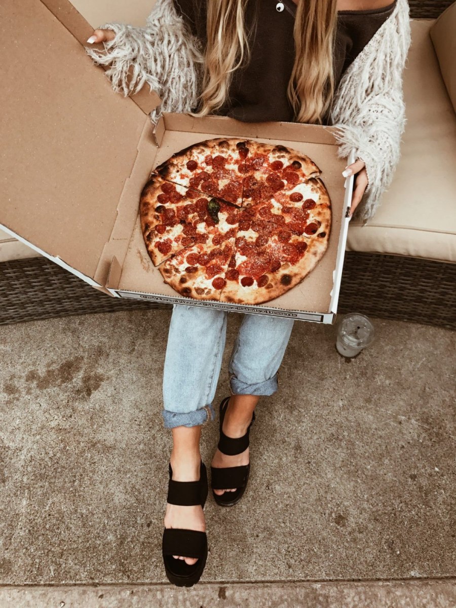 Девушка с пиццей